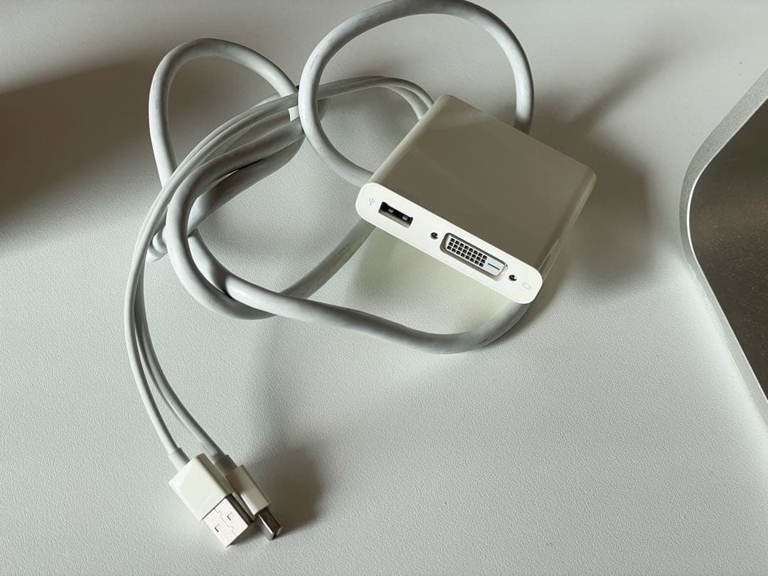 Apple Cinema Display 付属:VESAマウント/USB-C変換