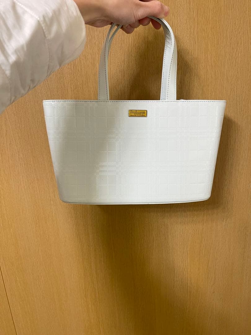 burberryライトグリーン エナメル ハンドバッグ