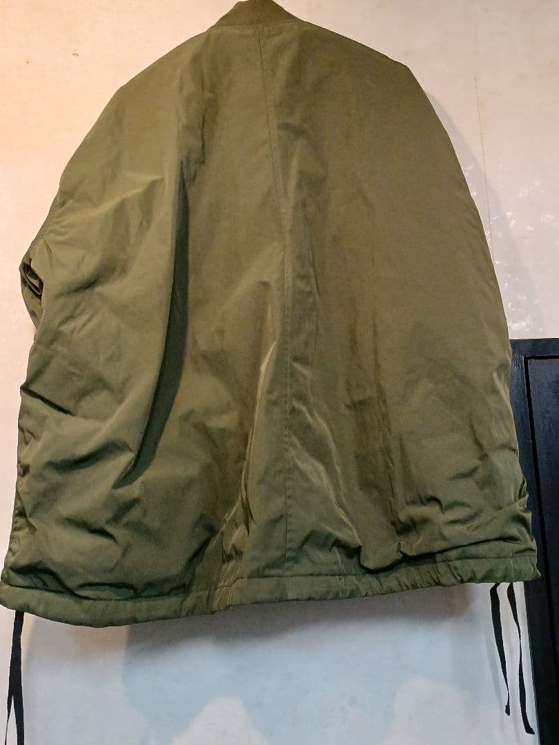 オリーブ色ミリタリージャケット