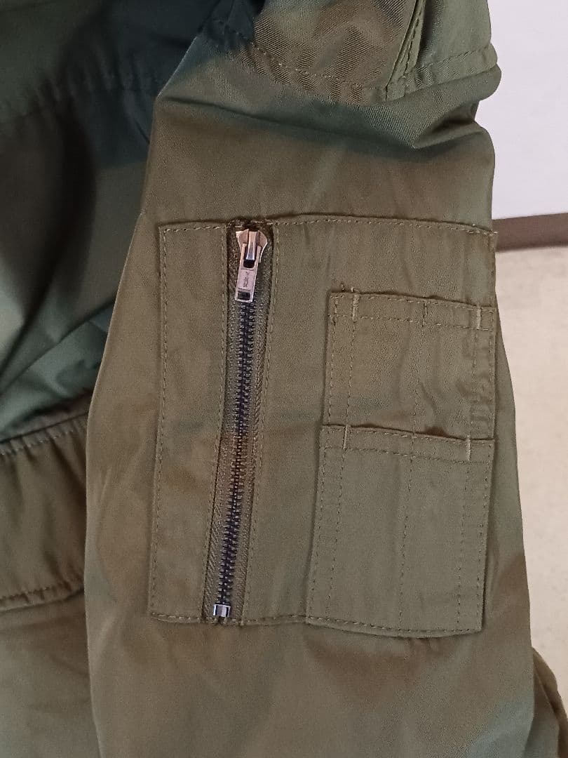 オリーブ色ミリタリージャケット