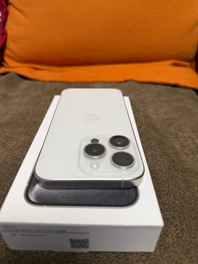 SIMフリー iPhone 15 Pro 256GB ホワイトチタニウム 美品