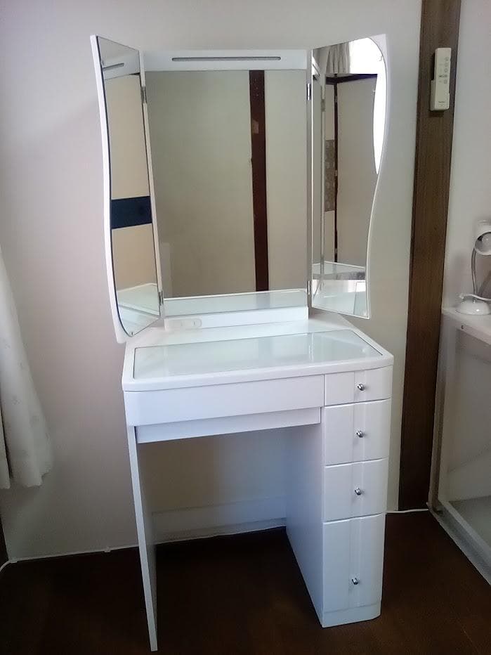 ドレッサー 三面鏡 鏡台 白 ホワイト 引出し 収納 コンセント 照明 送料込み