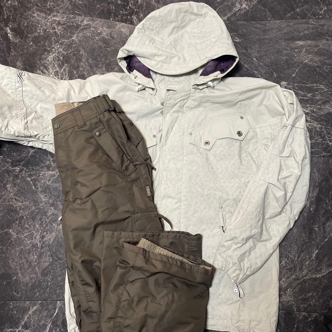 ellesseスノーボードウェア女性用 Lライトグレー　エレッセスキーウェア上下