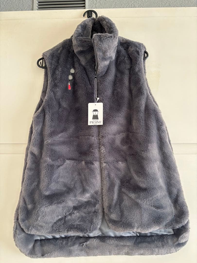 ピッコーネ　ベスト グレー　新品
