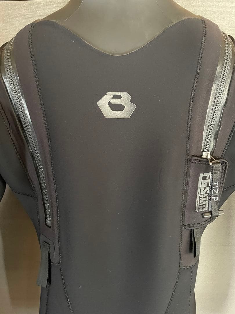 サーフィン　ウエットスーツ　オールブラック　ハンガー付き　BEWET