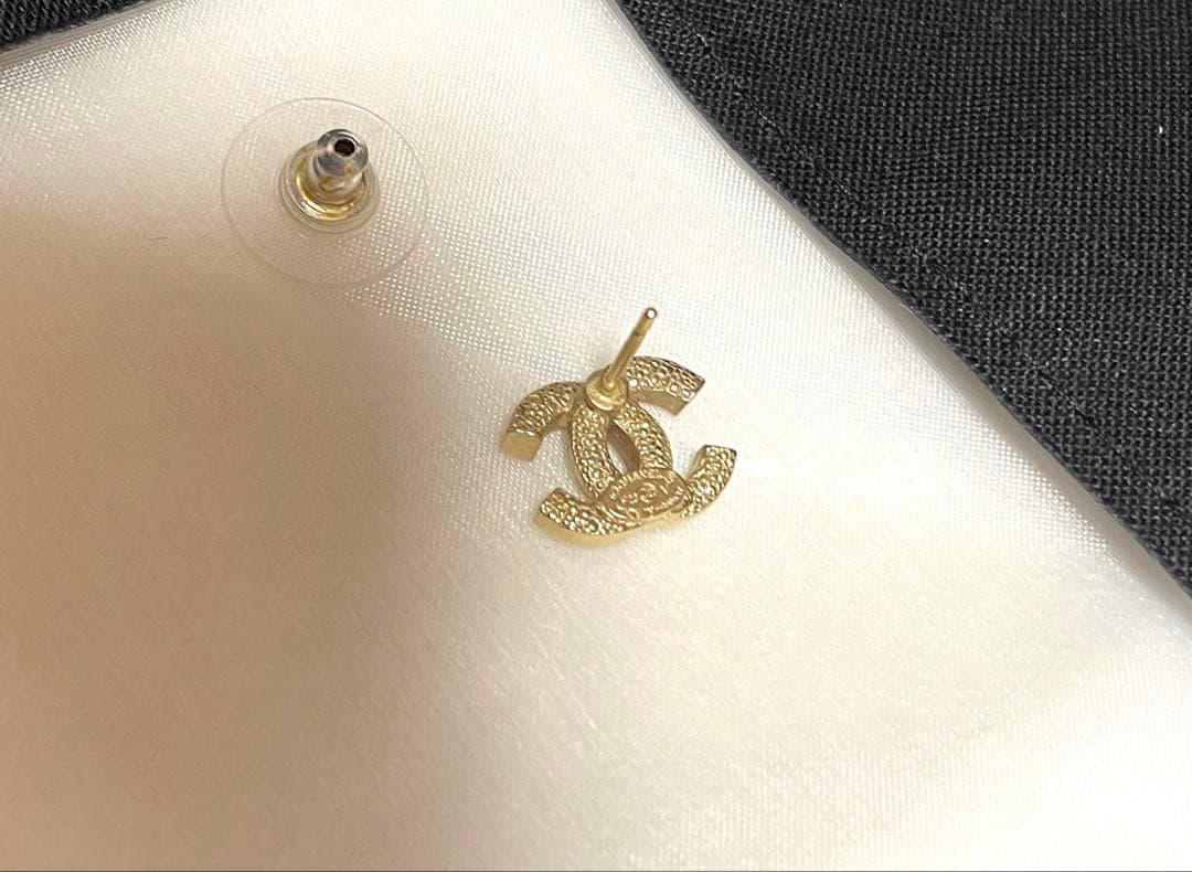 CHANELロゴピアス　片耳
