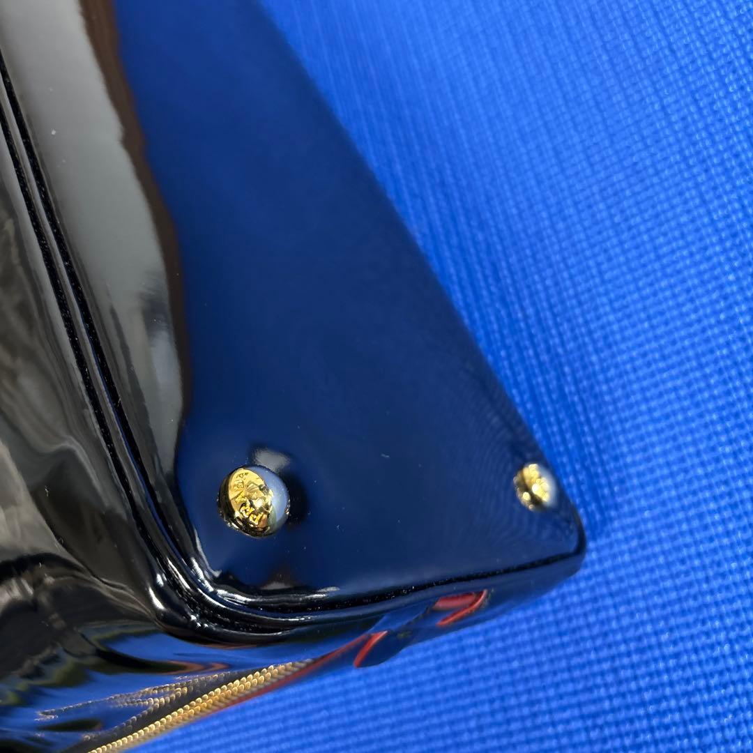 PRADA ブラック エナメル ハンドバッグ