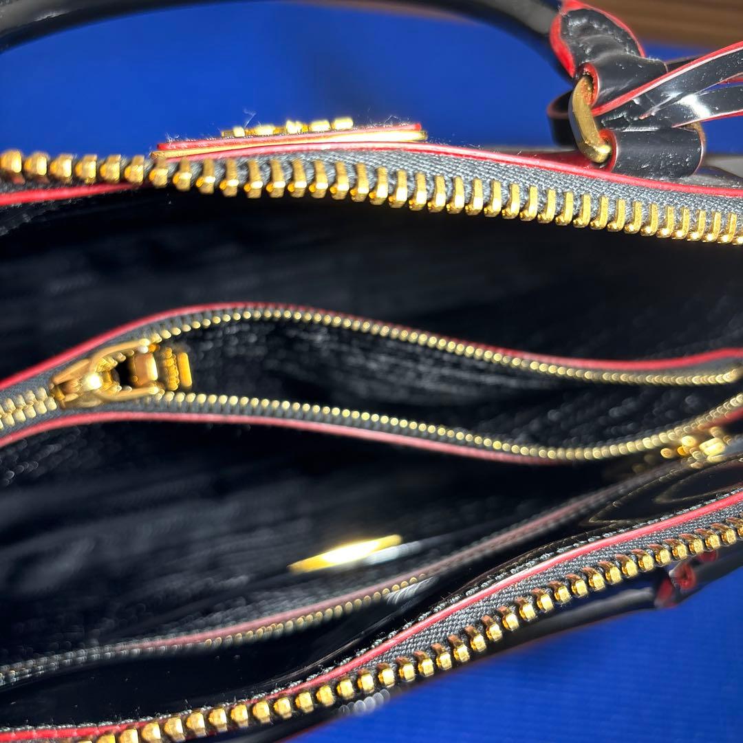 PRADA ブラック エナメル ハンドバッグ