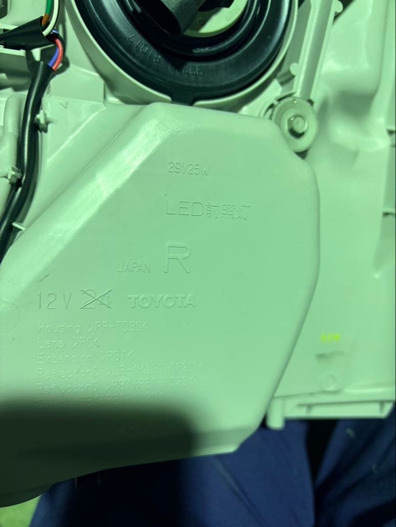 フ*シ様 ハイエース　トヨタ純正　マットブラック加工　ヘッドライト　業者施工品