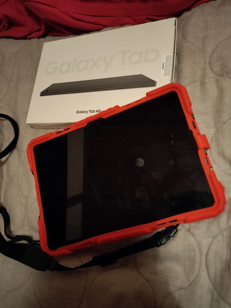 Galaxy Tab A 9+　本体 赤いケース付き