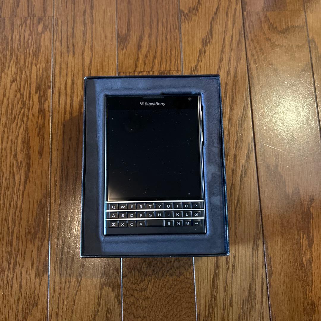 BlackBerry Passport 本体 充電器　イヤホンはなし