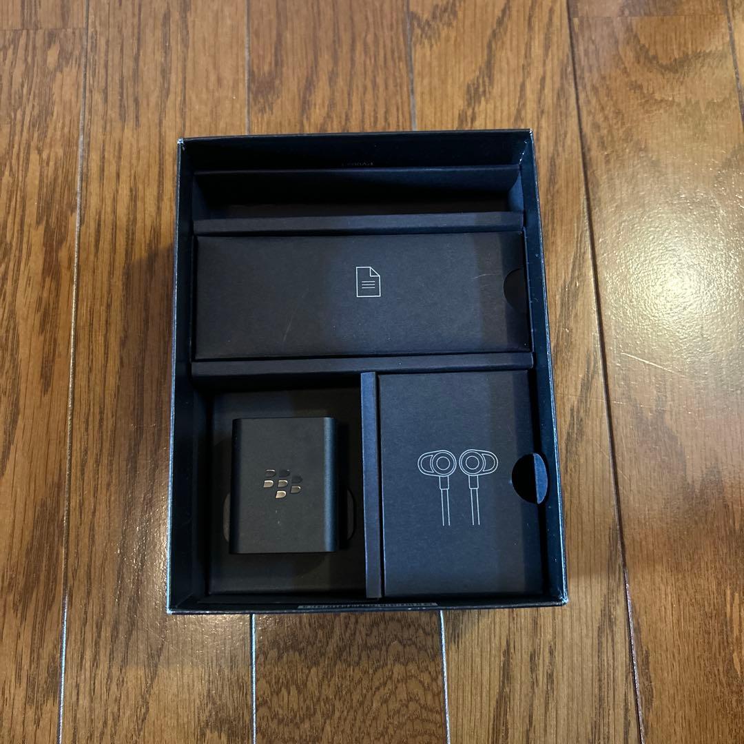 BlackBerry Passport 本体 充電器　イヤホンはなし