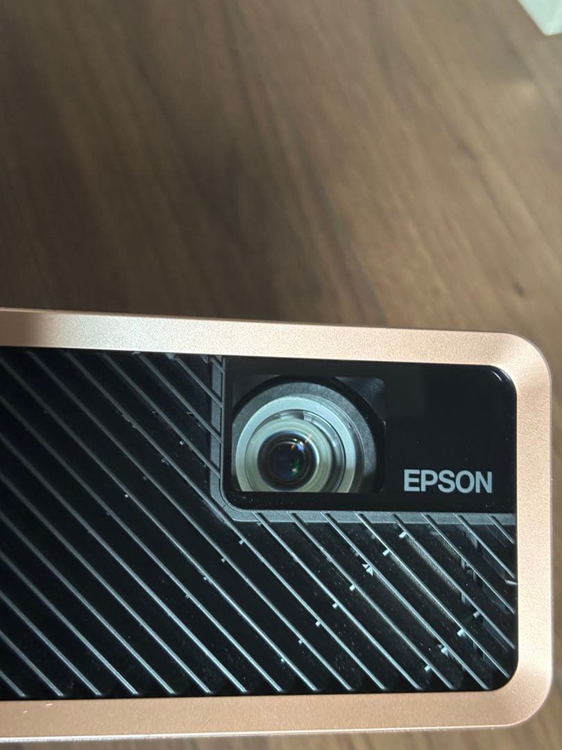 明るい国産プロジェクター エプソン EF-100B 最大2000ルーメン美品