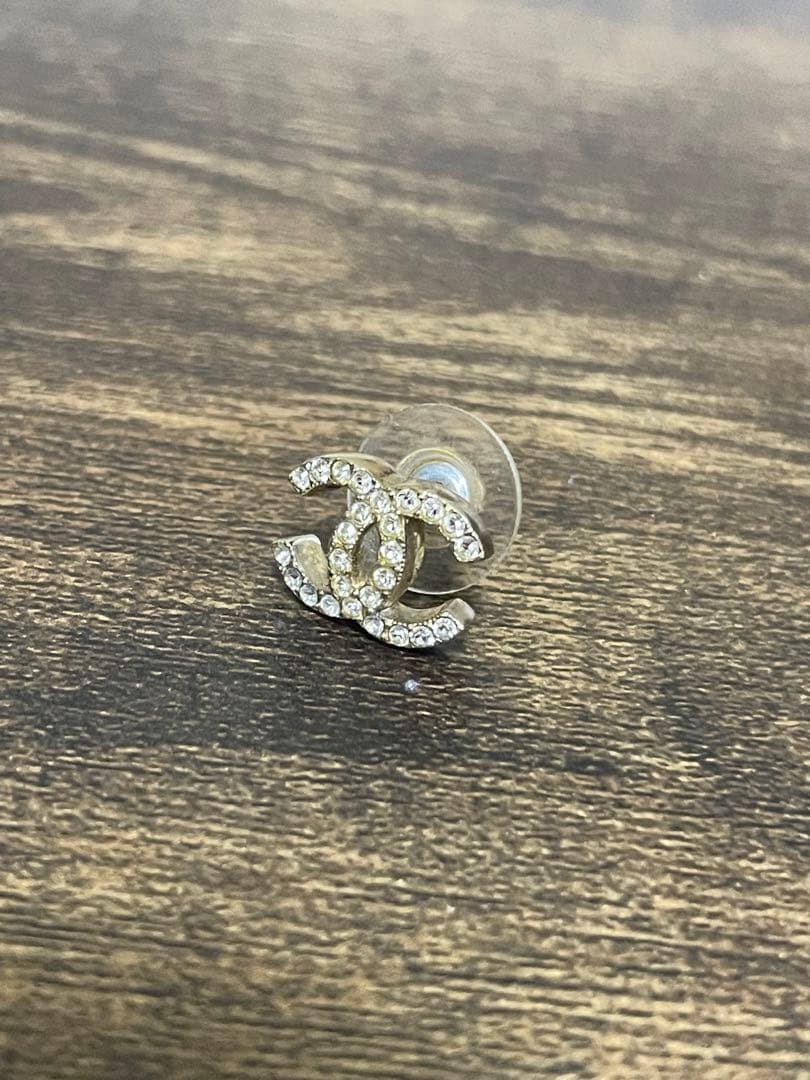 CHANEL ダイヤモンド風ロゴピアス 片耳用