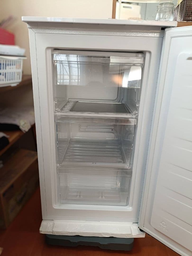 Hisense 縦型冷凍庫 ホワイト