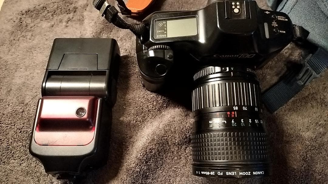 Canon T90,レンズFD28-85 f/4,ストロボ300TL他セット