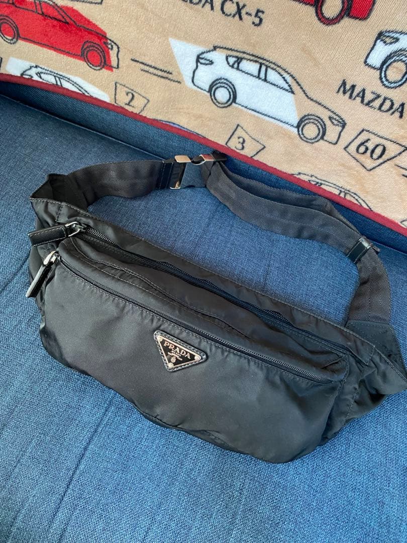 PRADA ウエストポーチ ボディバッグ 三角ロゴプレート　ナイロン 黒