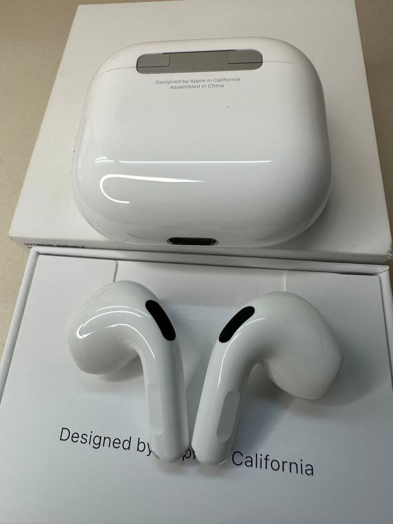 【極美品】Apple AirPods 4 MXP63J/A C2F2G