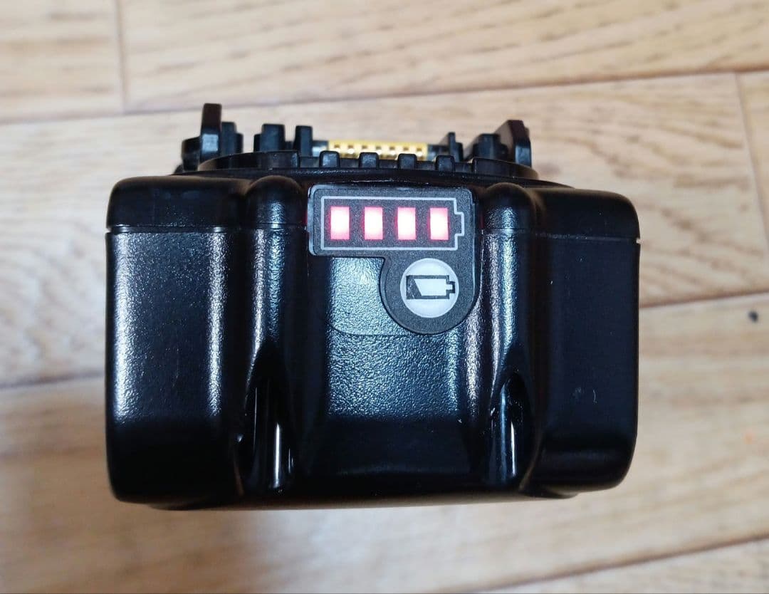 マキタ18V充電式クリーナーCL180FD純正バッテリー、急速充電器、スタンド付