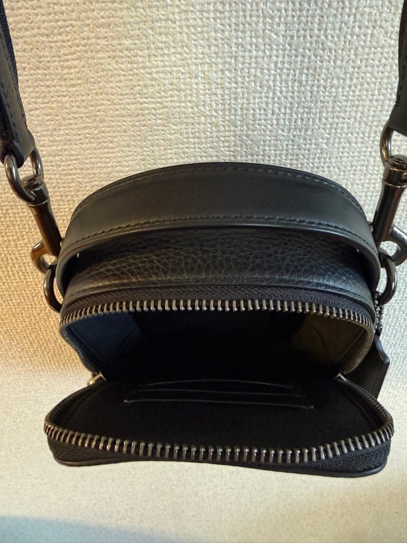ブラックレザーショルダーバッグ