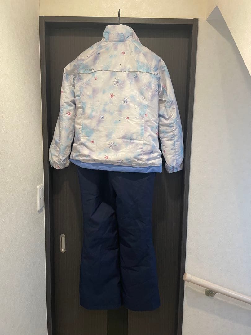 子ども用スキーウェア 水色と紺色 雪の結晶模様