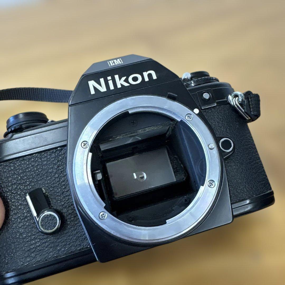 Nikon EM フィルム一眼レフカメラ レンズ付き
