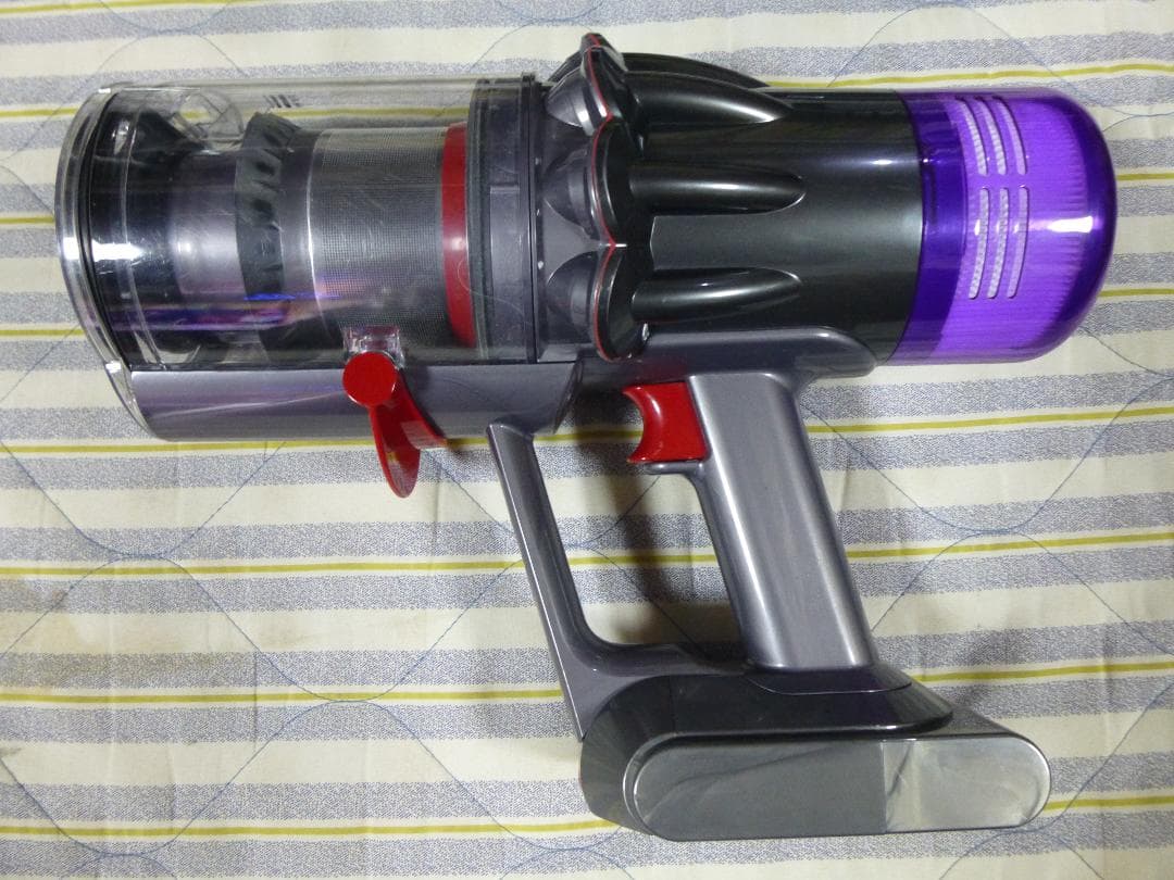 年始の大掃除に　ダイソンSV18　目立つキズ無し　エコ49分　充電スタンド付属