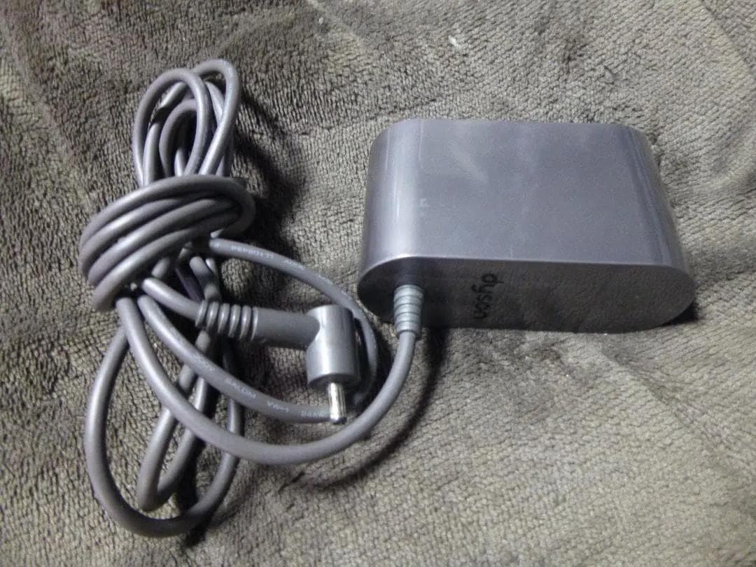 年始の大掃除に　ダイソンSV18　目立つキズ無し　エコ49分　充電スタンド付属