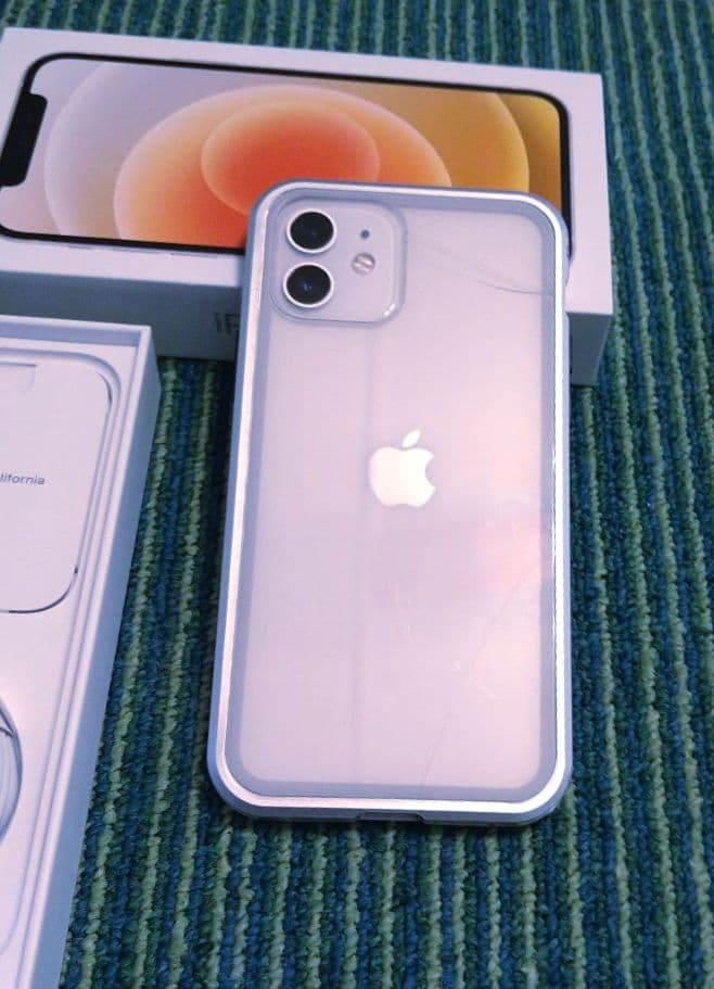 iPhone 12 64GB ホワイト docomo　SIMロックあり