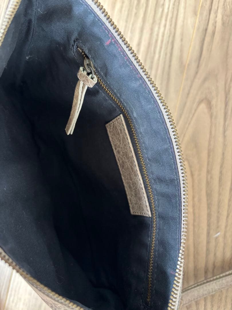 【ねこ】バレンシアガのクラッチバッグ