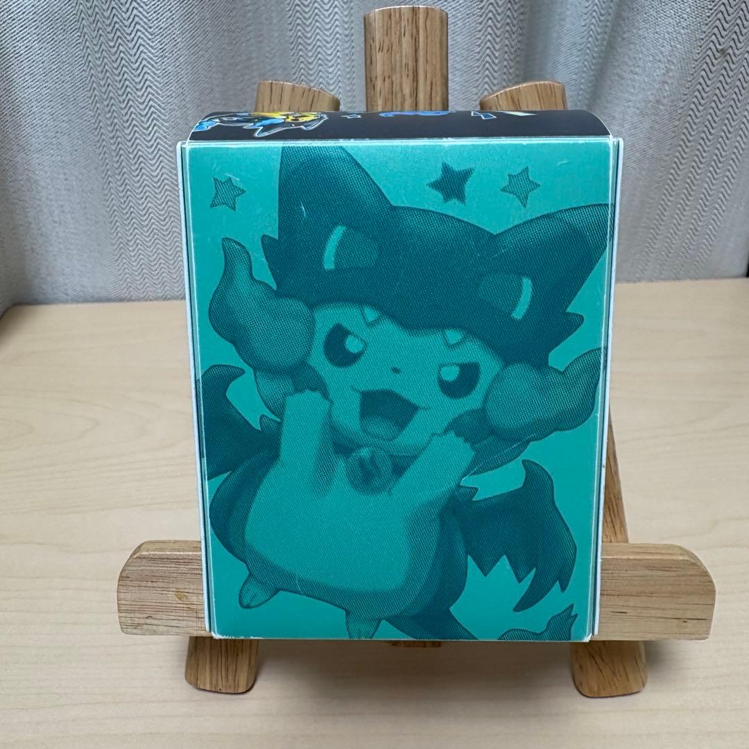 ポケカ　メガリザードンXのポンチョを着たピカチュウ デッキケース