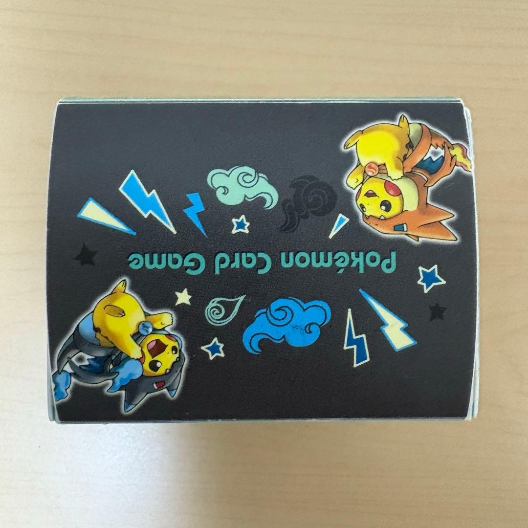ポケカ　メガリザードンXのポンチョを着たピカチュウ デッキケース