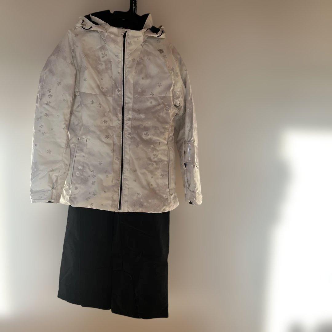 Descente ホワイト花柄スキーウェア（女性用）