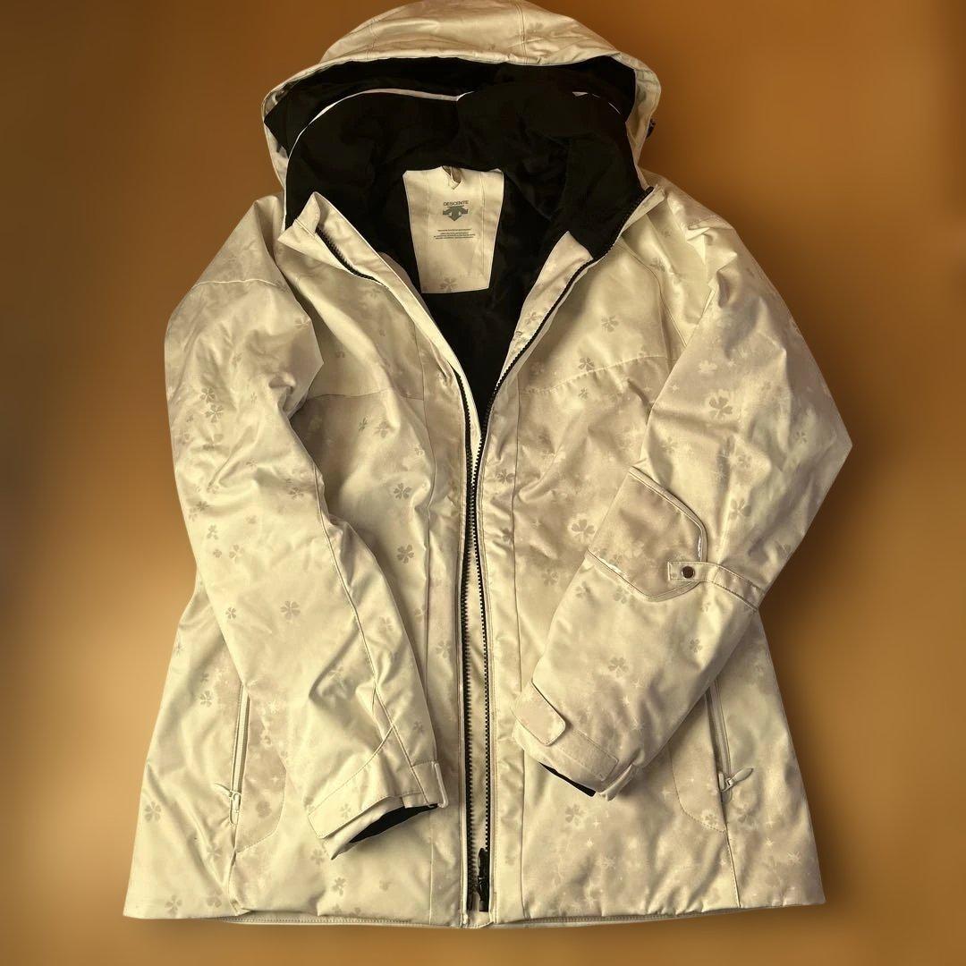 Descente ホワイト花柄スキーウェア（女性用）