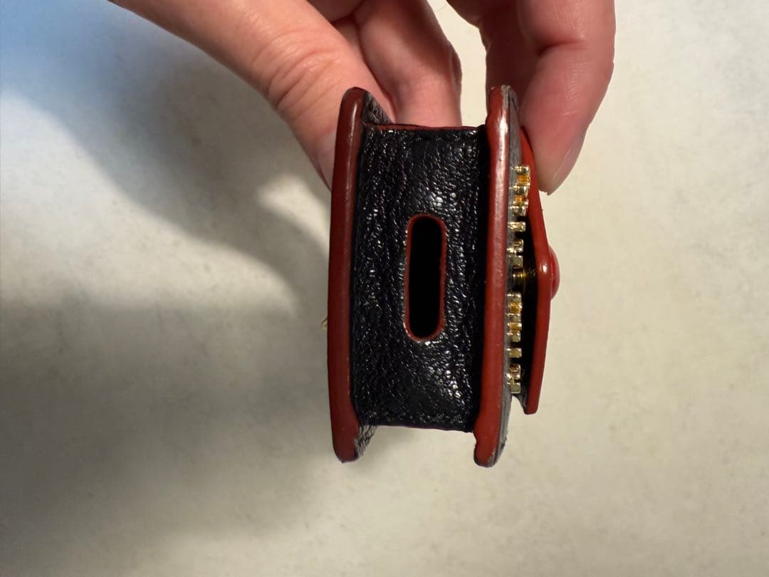 MIU MIU AirPodsイヤホンケース