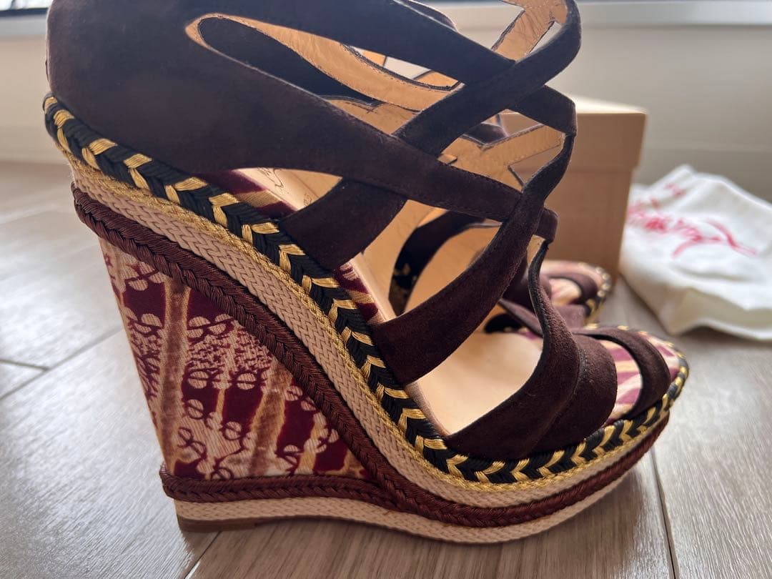 クリスチャン•ルブタン　ダークブラウン スエード ストラップサンダル