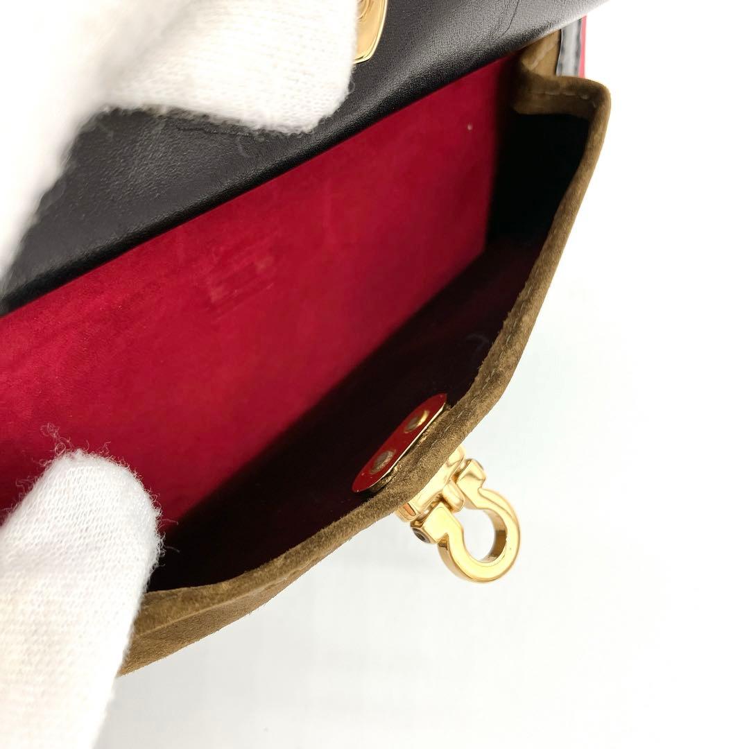 希少【Salvatore Ferragamo】ボディバッグ　ガンチーニ金具