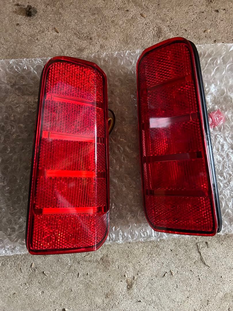 ゆうや様　ヴァレンティトヨタ アルファード LEDリアバンパーリフレクター