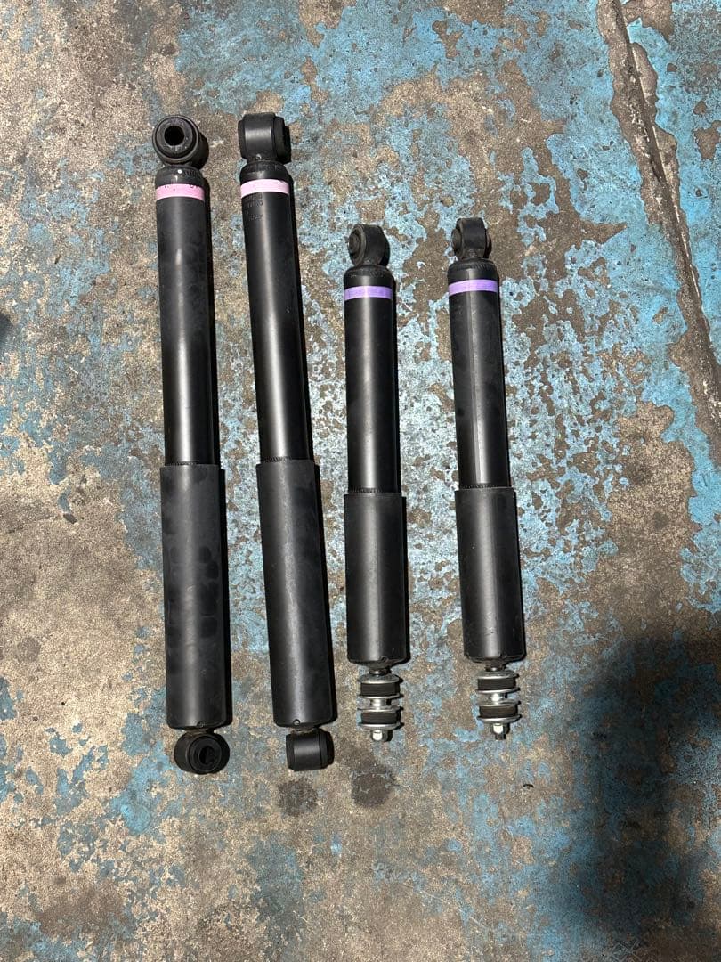 TOYOTA ハイエース　ガス封入式ショックア ブソーバー4本セット
