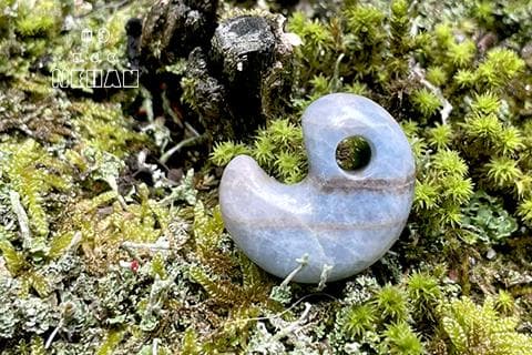 【入りコン沢・青・高品質】糸魚川翡翠輝石・勾玉　約8.1g・2.3cm