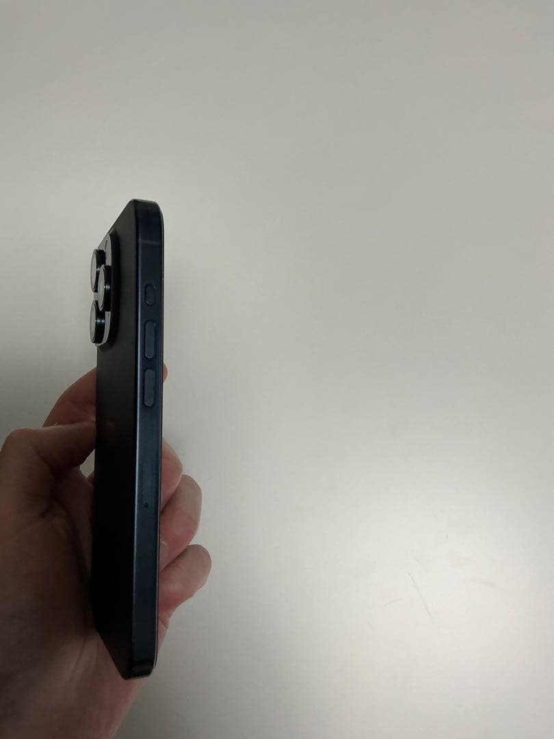 iPhone15pro＋Apple純正シリコンケース、社外ガラスフィルム付