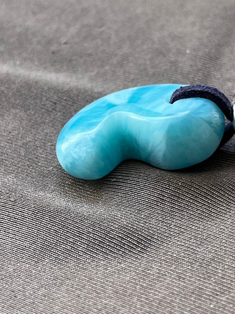 天然石ラリマー☆高品質！勾玉ペンダント☆ラリマーらしい模様が美しい！革紐付き