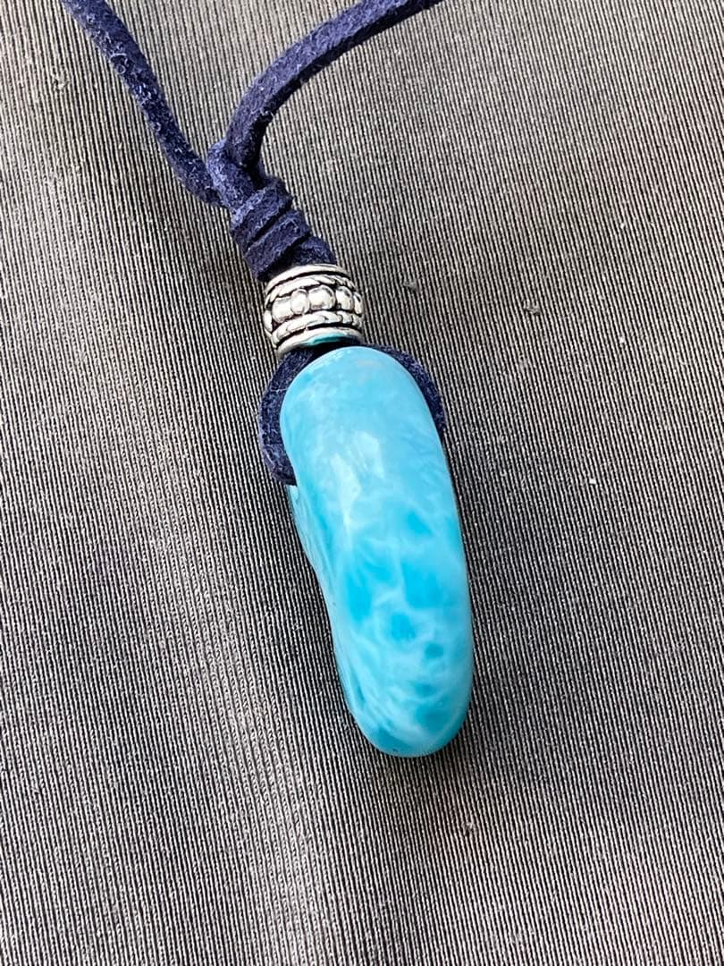 天然石ラリマー☆高品質！勾玉ペンダント☆ラリマーらしい模様が美しい！革紐付き