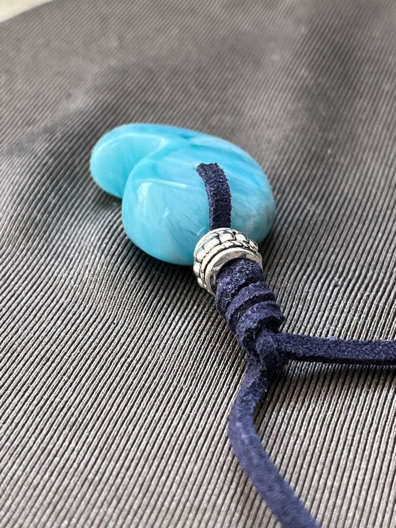 天然石ラリマー☆高品質！勾玉ペンダント☆ラリマーらしい模様が美しい！革紐付き