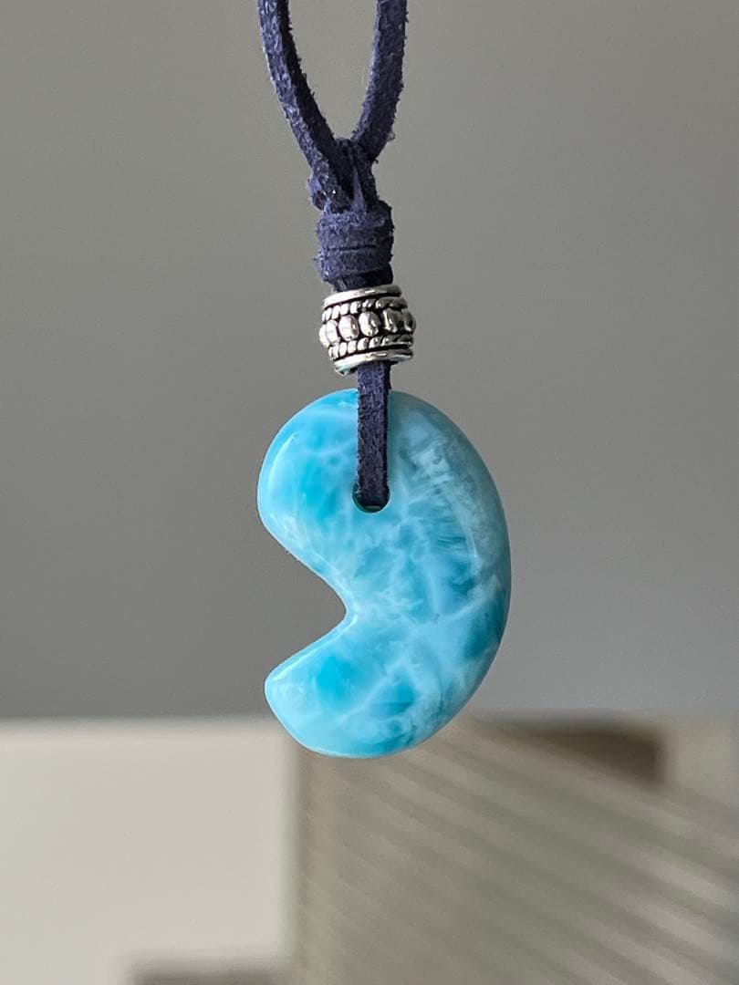 天然石ラリマー☆高品質！勾玉ペンダント☆ラリマーらしい模様が美しい！革紐付き