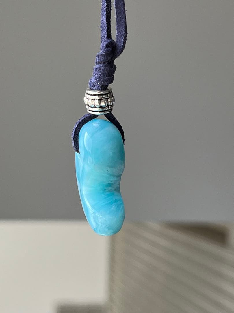 天然石ラリマー☆高品質！勾玉ペンダント☆ラリマーらしい模様が美しい！革紐付き