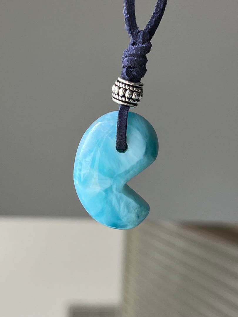 天然石ラリマー☆高品質！勾玉ペンダント☆ラリマーらしい模様が美しい！革紐付き