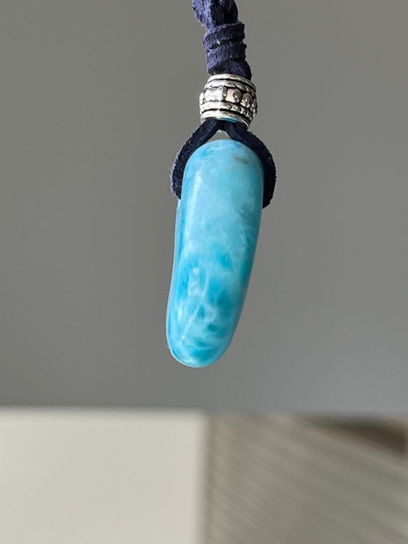 天然石ラリマー☆高品質！勾玉ペンダント☆ラリマーらしい模様が美しい！革紐付き