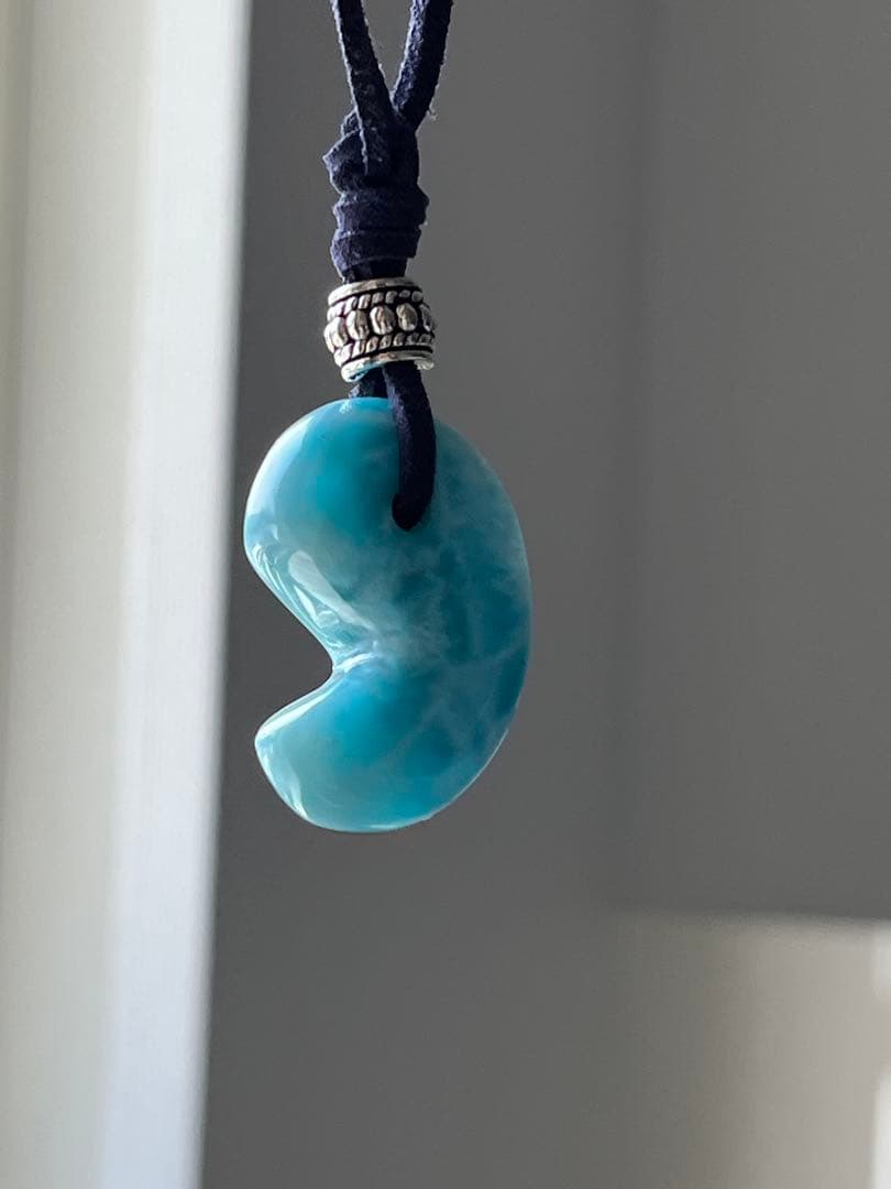 天然石ラリマー☆高品質！勾玉ペンダント☆ラリマーらしい模様が美しい！革紐付き