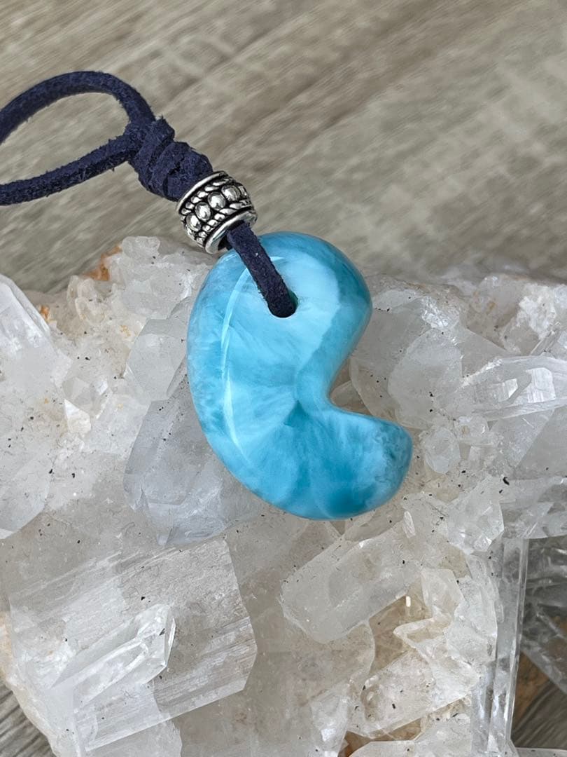 天然石ラリマー☆高品質！勾玉ペンダント☆ラリマーらしい模様が美しい！革紐付き